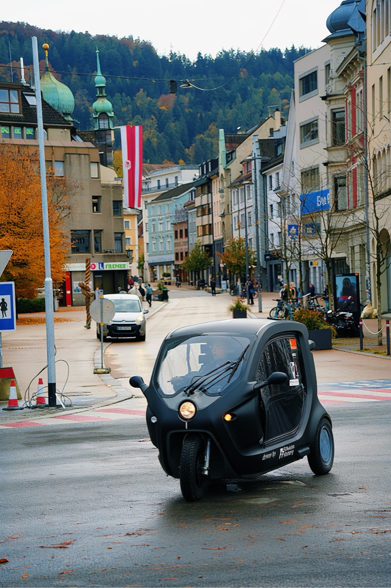 Schwarzes eMiMo-Fahrzeug im Stadtverkehr, Herbst.