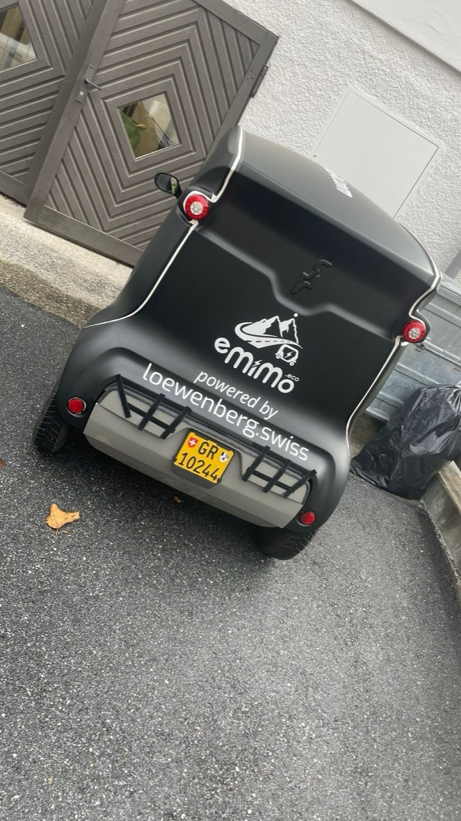 Rückansicht des eMiMo-Fahrzeugs mit der Aufschrift „emimo powered by loewenberg.swiss